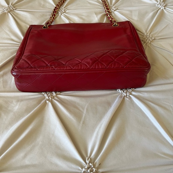 Chanel shoulder bag with free gift fashion bag charm and tumbler - Picture 3 of 8